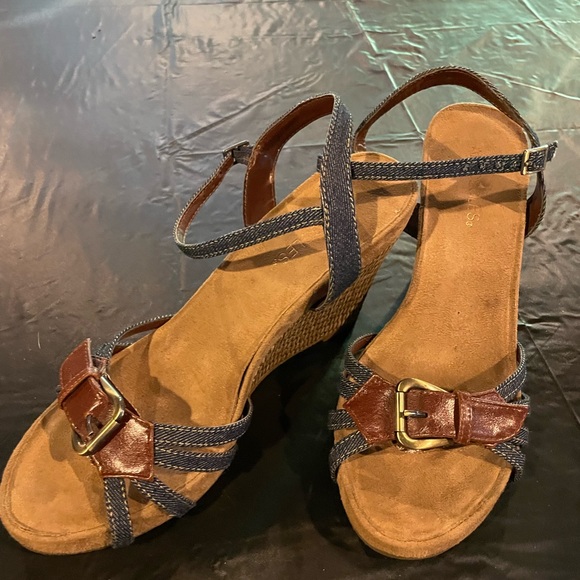 🔥SALE🔥 Tan and blue size 9 wedged heel sandal - Picture 3 of 5